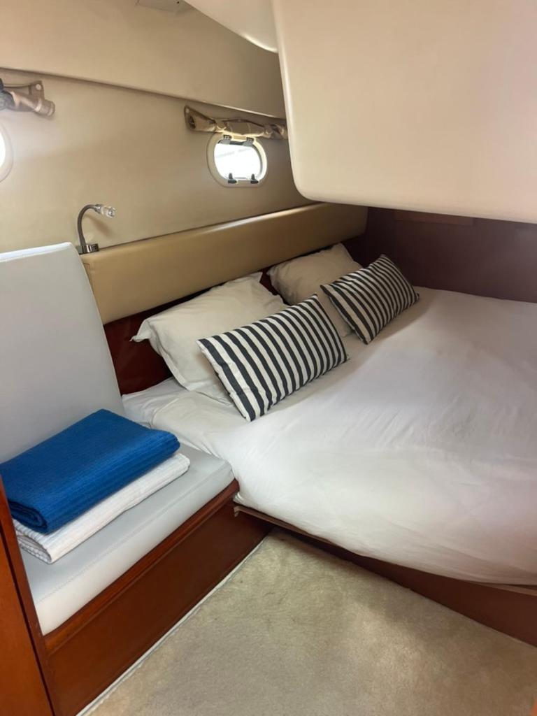 Hotel en barco Sea Bloom Ii - Night In A Fancy Speedboat *